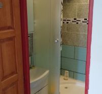 Na predaj priestranný 2-izbový byt 56m2– Košice, Lomená ulica - Kúpeľňa v 2-izbovom byte s vaňou a sprchou, klzáky na stenách.