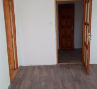 Na predaj priestranný 2-izbový byt 56m2– Košice, Lomená ulica - Dvere a podlaha s dreveným dekorom v 2-izbovom byte.