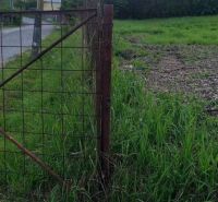 Na predaj stavebné pozemky - 7 500 m² v obci Zubné. - Brána s plotom a zeleným pozemkom v obci Zubné, Zvláštne nehnuteľnosti.