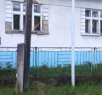 Na predaj stavebné pozemky - 7 500 m² v obci Zubné. - Stará budova s opadávajúcou omietkou a plotom v Zvláštnych nehnuteľnostiach v Zubnom.