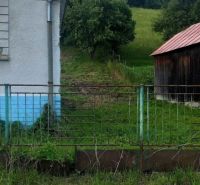Na predaj stavebné pozemky - 7 500 m² v obci Zubné. - Budova a stodola obklopené zeleňou v Zubnom, Zvláštne nehnuteľnosti, pred stromami.