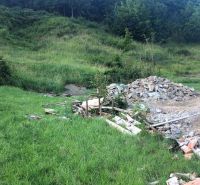 Na predaj stavebné pozemky - 7 500 m² v obci Zubné. - Ruiny medzi trávnatými kopcami v Zvláštnych nehnuteľnostiach Zubného obklopené vegetáciou.