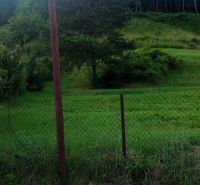 Na predaj stavebné pozemky - 7 500 m² v obci Zubné. - V Zubnom sa nachádza plot so stĺpom, obklopený zeleňou a lesom.