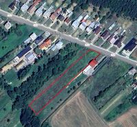 Na predaj pozemok o rozlohe - 4 070 m² vhodný na výstavbu rodinného do - Letecký pohľad na pozemok na bývanie v Slovenskej Volovej s množstvom zelene.
