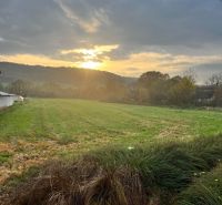 Na predaj pozemok o rozlohe - 4 070 m² vhodný na výstavbu rodinného do - Západ slnka nad zelenými pozemkami v Slovenskej Volovej, ideálnymi na bývanie.