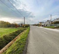 Na predaj pozemok o rozlohe - 4 070 m² vhodný na výstavbu rodinného do - Cesta v Slovenskej Volovej vhodná pre Pozemky - bývanie, obklopená zeleňou a budovami.
