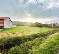 Na predaj pozemok o rozlohe - 4 070 m² vhodný na výstavbu rodinného do - Pozemky - bývanie v Slovenskej Volovej, rozľahlé zelené polia, okolité domy, elektrické vedenie.