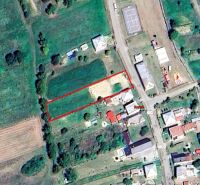 Na predaj stavebný pozemok o rozlohe - 2050 m² v obci Karná cca.15min. - Letecký pohľad na pozemok na bývanie v Kárnej, obklopený zeleňou a budovami.
