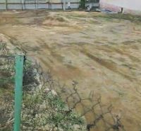 Na predaj stavebný pozemok o rozlohe - 2050 m² v obci Karná cca.15min. - Plot a prázdny pozemok na bývanie v Karnej obklopený budovami.