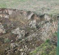 Na predaj stavebný pozemok o rozlohe - 2050 m² v obci Karná cca.15min. - Svahová erózia s pohľadom na kostol v Kárnej, Pozemky - bývanie.