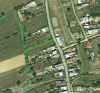 Na predaj stavebný pozemok o rozlohe - 2050 m² v obci Karná cca.15min. - Letecký pohľad na pozemky určené na bývanie v Karná, okolité parcely a komunikácie.