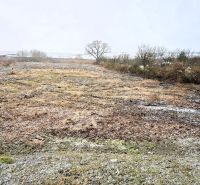 Na predaj stavebný pozemok o rozlohe 1440 m² v obci Soľ. - Zasnežené pozemky - bývanie vo Vranove nad Topľou s trávnatými plochami a stromami.