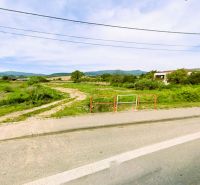 Na predaj stavebný pozemok o rozlohe 1440 m² v obci Soľ. - Pozemok na bývanie vo Vranove nad Topľou, obklopený zeleňou a cestou.