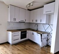Na prenájom nadštandardný 2-izbový byt - 65 m² v centre Vranova nad To - Kuchyňa v 2-izbovom byte s bielymi skrinkami a podlahou s dreveným dekorom.