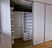 Na prenájom nadštandardný 2-izbový byt - 65 m² v centre Vranova nad To - Vstavaná skriňa s posuvnými dverami a podlahou s dreveným dekorom v 2-izbovom byte.