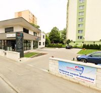 Na prenájom nadštandardný 2-izbový byt - 65 m² v centre Vranova nad To - Ulica Hronského 1206/6 vo Vranove nad Topľou s modernou stavbou a autami na parkovisku.
