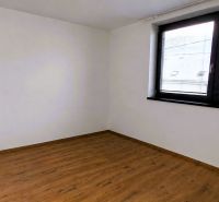 Na prenájom nadštandardný 2-izbový byt - 65 m² v centre Vranova nad To - Izba s podlahou s dreveným dekorom a veľkým oknom v 2-izbovom byte.