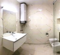 Na prenájom nadštandardný 2-izbový byt - 65 m² v centre Vranova nad To - Kúpeľňa v 2-izbovom byte, s umývadlom, sprchovým kútom a toaletou.