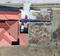 STAVEBNÝ POZEMOK 383 m2 + PROJEKT DOMU, Nitra - Hviezdoslavova trieda - Pozemky - bývanie na Hviezdoslavovej triede v Nitre, vedľa domu s červenou strechou.