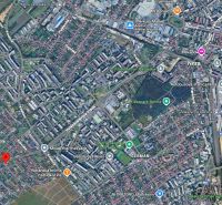 STAVEBNÝ POZEMOK 383 m2 + PROJEKT DOMU, Nitra - Hviezdoslavova trieda - Letecký pohľad na Nitru s detailom Hviezdoslavovej triedy a okolité pozemky - bývanie.