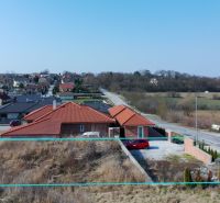 STAVEBNÝ POZEMOK 383 m2 + PROJEKT DOMU, Nitra - Hviezdoslavova trieda - Dom so šikmou strechou a priľahlý pozemok na bývanie v Nitre na Hviezdoslavovej triede.