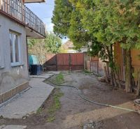 Dom na bývanie a podnikanie na 15 ár. pozemku 35 km od BA - Záhrada pri rodinnom dome v Orechovej Potôni so stromami a záhradnou hadicou.