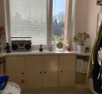 Exkluzívne bývanie: 4izb rod. dom /záhrada/garáž/v centre DS - Interiér rodinného domu s oknom, radiom a podlahou s dreveným dekorom.