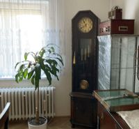 Exkluzívne bývanie: 4izb rod. dom /záhrada/garáž/v centre DS - Izba rodinného domu s hodinami, rastlinou a podlahou s dreveným dekorom.