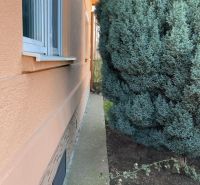 Exkluzívne bývanie: 4izb rod. dom /záhrada/garáž/v centre DS - Exteriér rodinného domu v Dunajskej Strede s ihličnatým stromom pri stenách.