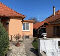 Exkluzívne bývanie: 4izb rod. dom /záhrada/garáž/v centre DS - Rodinný dom v Dunajskej Strede s oranžovou fasádou, záhradkou a strešnou krytinou.