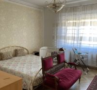 Exkluzívne bývanie: 4izb rod. dom /záhrada/garáž/v centre DS - Klasická spálňa s posteľou, detskou postieľkou a podlahou s dreveným dekorom.