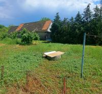 Pokojné bývanie v obci Kava + investícia do budúcnosti - Rodinný dom v Komárne so starším plotom a záhradou na vidieku.