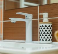 Moderný apartmán v centre Rajeckých Teplíc rovno oproti kúpeľom Afrodi - Umývadlo s bielou batériou a dávkovačom na mydlo v rekreačnom apartmáne.