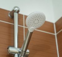 Moderný apartmán v centre Rajeckých Teplíc rovno oproti kúpeľom Afrodi - Sprchová hlavica v Rekreačnom apartmáne s obkladom v prírodnom odtieni.