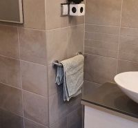Nadštandardný, dômyselne zariadený 3-izbový byt  - PREDAJ. - Kúpeľňa so svetlými dlaždicami a bielym umývadlom v 3-izbovom byte.