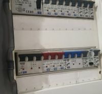Nadštandardný, dômyselne zariadený 3-izbový byt  - PREDAJ. - Elektrická rozvodná skriňa s ističmi vhodná pre 3-izbový byt.
