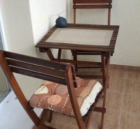 Nadštandardný, dômyselne zariadený 3-izbový byt  - PREDAJ. - Balkón so skladacím dreveným stolíkom a kreslami v 3-izbovom byte.