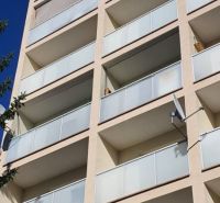 Nadštandardný, dômyselne zariadený 3-izbový byt  - PREDAJ. - Výšková budova s balkónmi na ulici Antona Bernoláka, Žilina, s 3-izbovými bytmi.
