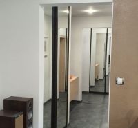Nadštandardný, dômyselne zariadený 3-izbový byt  - PREDAJ. - Chodba s tmavou dlažbou a zrkadlovými dverami v 3-izbovom byte.