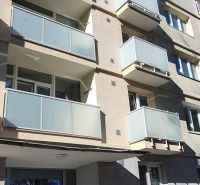 Nadštandardný, dômyselne zariadený 3-izbový byt  - PREDAJ. - Bytový dom na ulici Antona Bernoláka v Žiline s balkónmi.