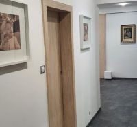 Nadštandardný, dômyselne zariadený 3-izbový byt  - PREDAJ. - Chodba s umením na stenách v 3-izbovom byte, podlaha s dreveným dekorom.