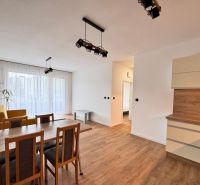 Prenájom nový 2-izbový byt -49m² Žilina-Vlčince, EUROTERRACE - Jasný obývací priestor s jedálenským stolom a podlahou s dreveným dekorom.