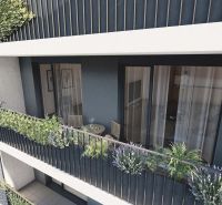 Prenájom nový 2-izbový byt -49m² Žilina-Vlčince, EUROTERRACE - Balkón 2-izbového bytu v Žiline so zeleňou a exteriérovým sedením.