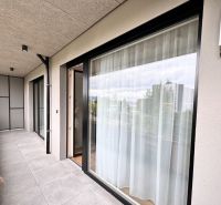 Prenájom nový 2-izbový byt -49m² Žilina-Vlčince, EUROTERRACE - Balkón v 2-izbovom byte s presklením a výhľadom z bytu v Žiline.