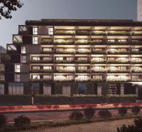 Prenájom nový 2-izbový byt -49m² Žilina-Vlčince, EUROTERRACE - Nočná architektúra so svietiacim bytovým domom a ulicou v Žiline pre 2-izbový byt.