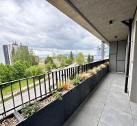 Prenájom nový 2-izbový byt -49m² Žilina-Vlčince, EUROTERRACE - Balkón v 2-izbovom byte v Žiline s výhľadom na mestskú ulicu a zeleňou.