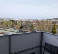 Moderný 2-izbový byt s balkónom a výhľadom - Výhľad z balkóna v Nitrianskej hornej časti na hornostavskej ulici s výhľadom na mesto.