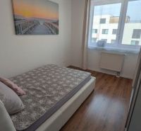 Moderný 2-izbový byt s balkónom a výhľadom - Spálňa v 2-izbovom byte s posteľou, obrazom a podlahou s dreveným dekorom.