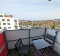 Moderný 2-izbový byt s balkónom a výhľadom - Balkón s výhľadom na mesto z 2-izbového bytu na hornostavskej v Nitre.
