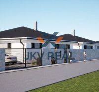 Exkluzívna Ponuka: Moderné Novostavby Rodinných Domov v Tesnej Blízkos - Rodinný dom v Hnojnom s plochou strechou a dlhou oplotenou záhradou.
